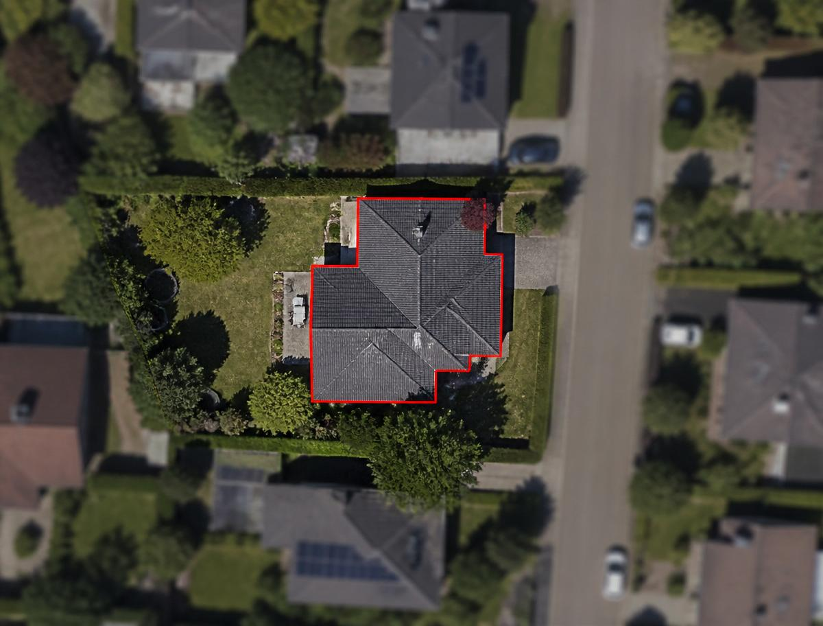 Zelfde woning met automatisch gedetecteerde dakcontour in terracotta